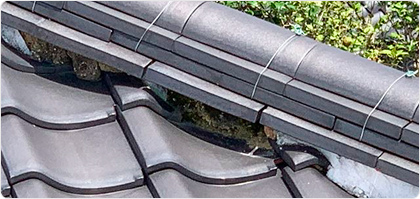 漆喰が痩せて隙間ができる