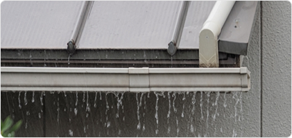 雨音や水はねが気になる